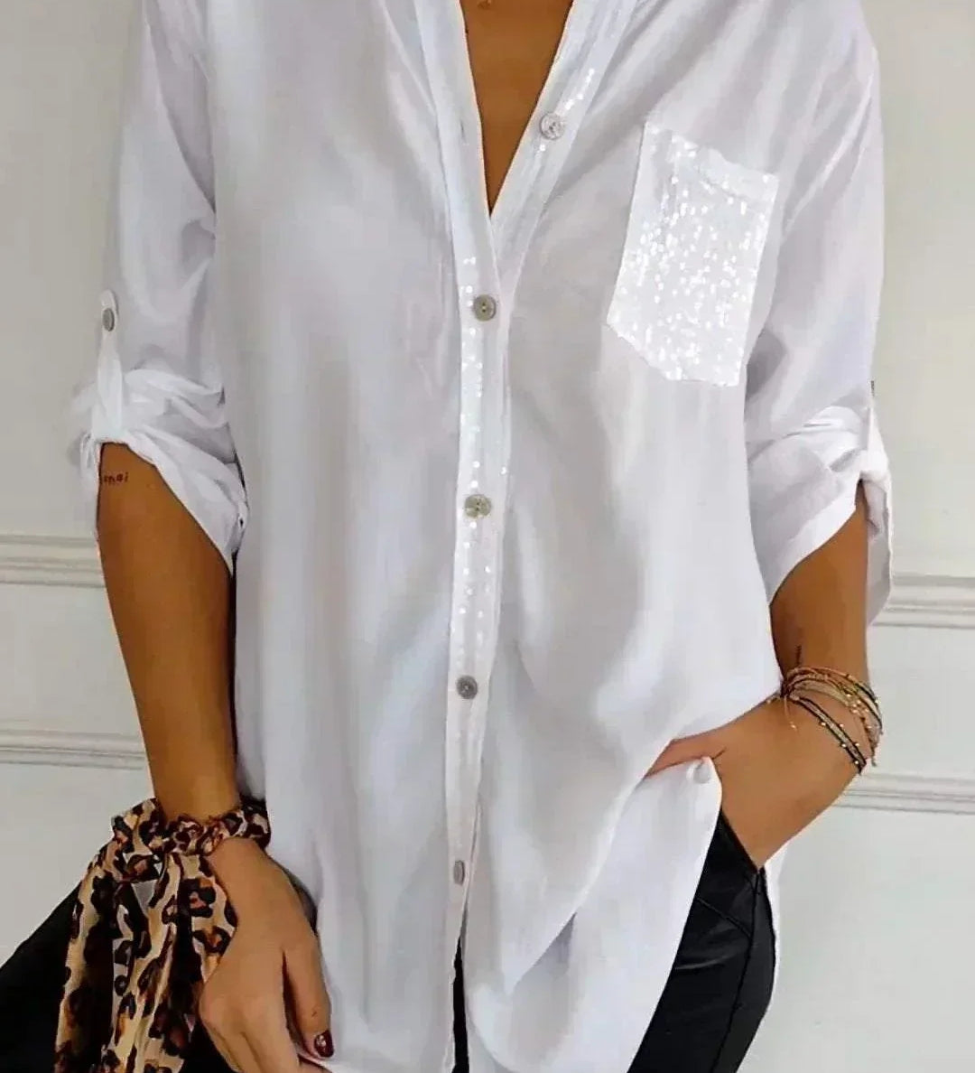 Weißes Damen-V-Ausschnitt-Shirt mit Knopfleiste und Pailletten-Brusttasche
