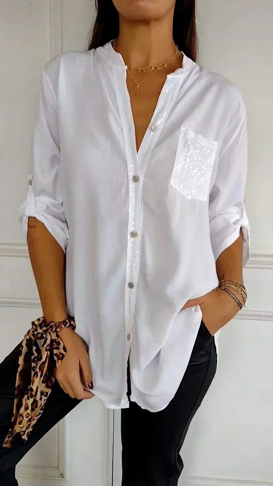 Weißes Damen-V-Ausschnitt-Shirt mit Knopfleiste und Pailletten-Brusttasche