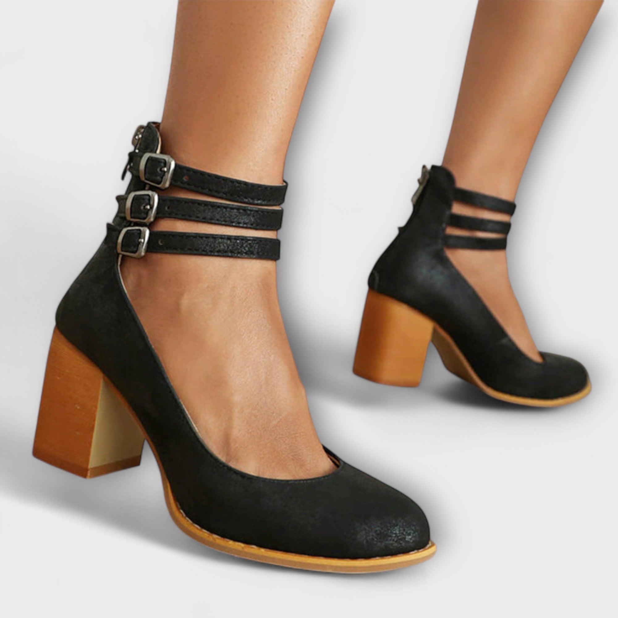 Schwarze Pumps mit klobigem Absatz und Knöchelriemen mit Schnallen