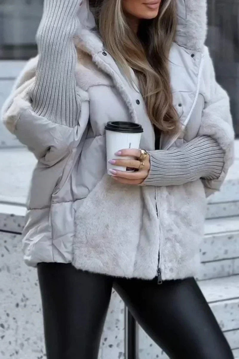 Helle Winterjacke mit Kunstfellkragen, gerippten Ärmeln und gestepptem Körper