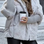 Helle Winterjacke mit Kunstfellkragen, gerippten Ärmeln und gestepptem Körper
