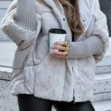 Helle Winterjacke mit Kunstfellkragen, gerippten Ärmeln und gestepptem Körper