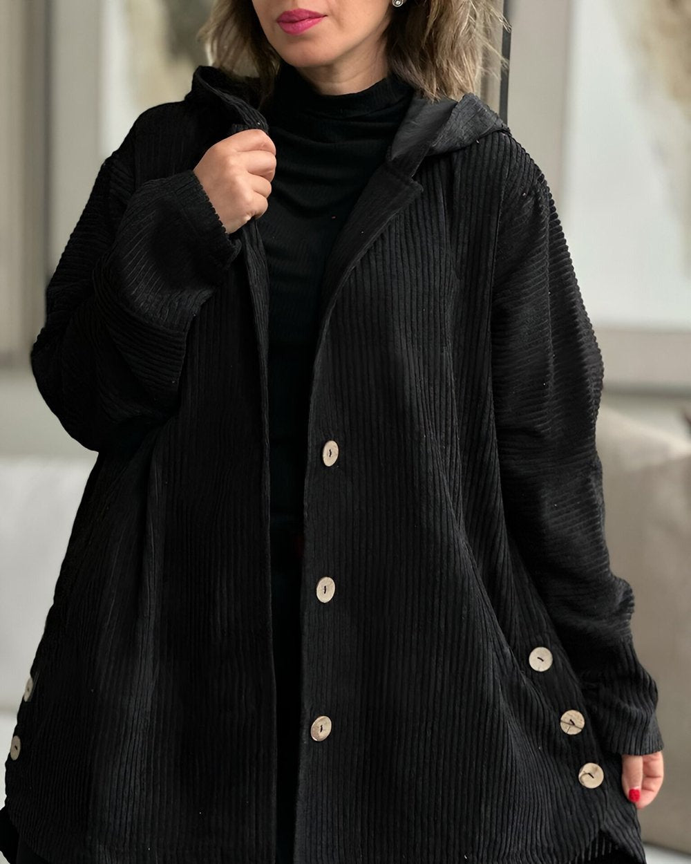 Cordjacke mit Kapuze in Schwarz, vordere Knopfleiste und große Taschen