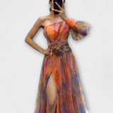 Asymmetrisches One-Shoulder-Maxikleid, buntes Muster Orange/Lila/Blau, Taillengürtel im Fokus