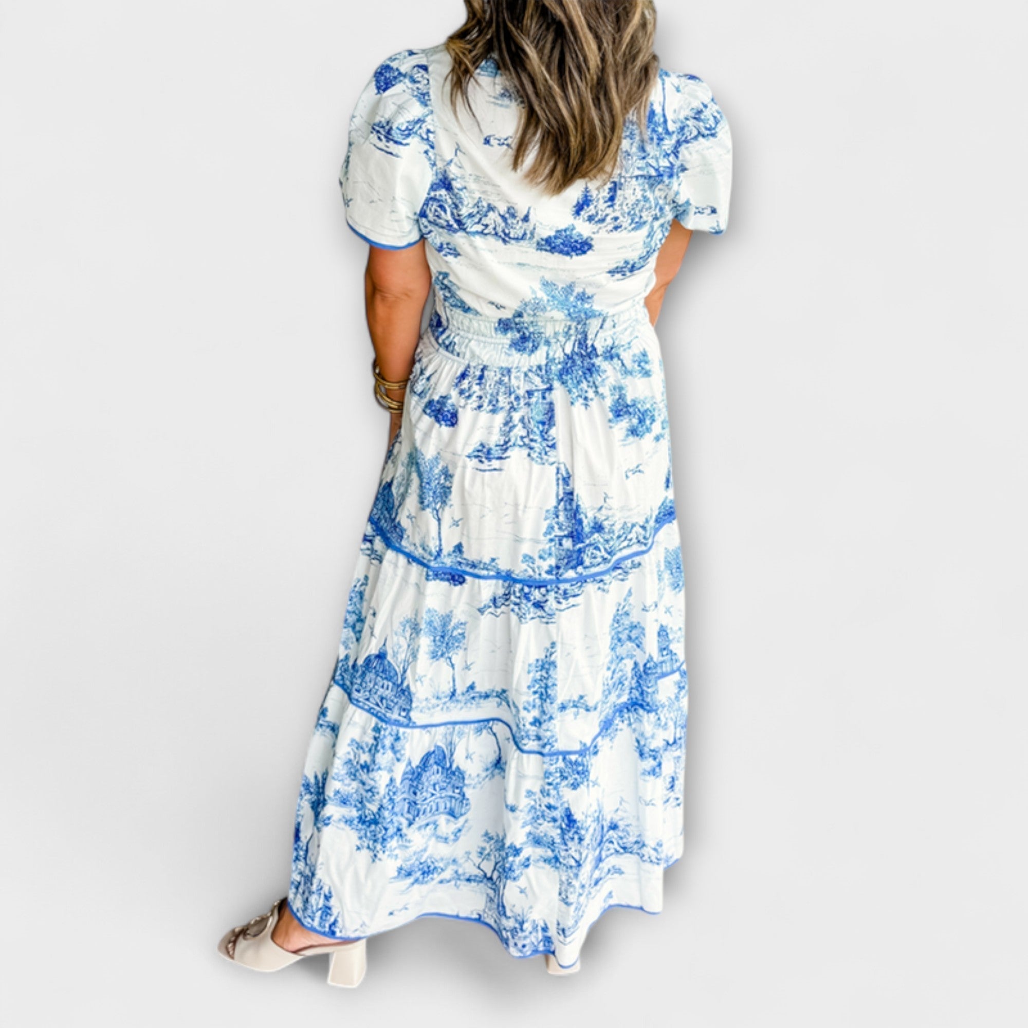 Maxi-Kleid hinten, kurze Ärmel und Volant-Rock, weißes Blau-Muster