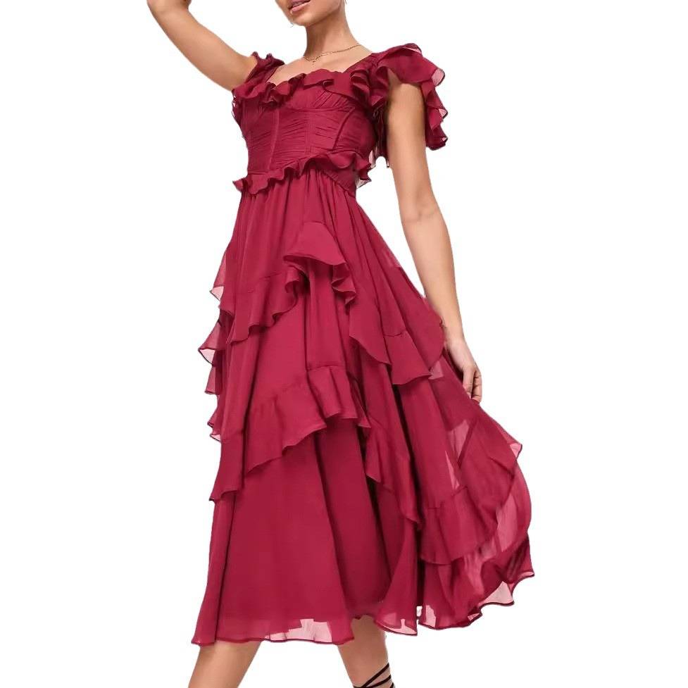 Bordeauxrotes Kleid mit Rüschen am Ausschnitt und gestuftem Midirock