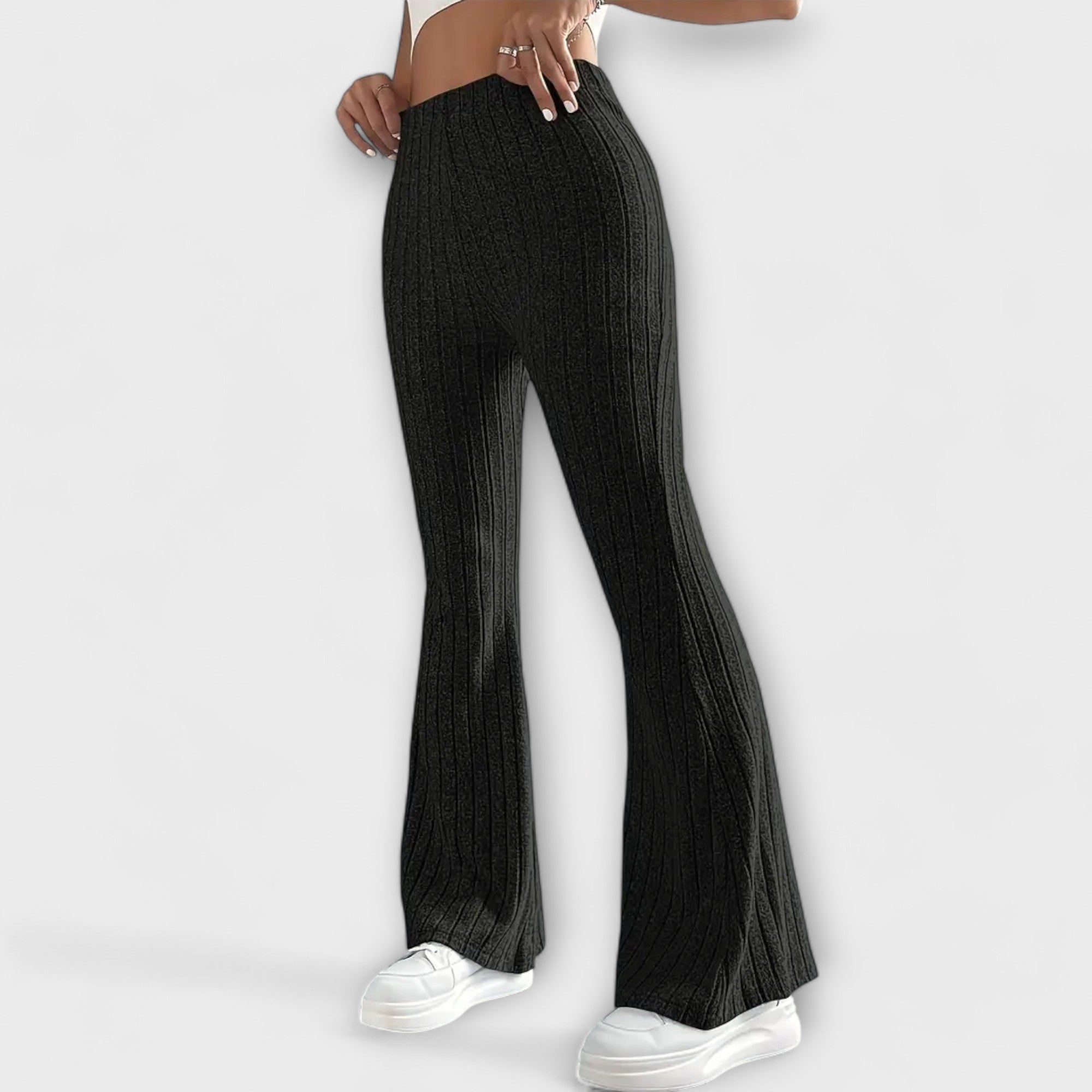 Elegante Schlaghose aus geripptem Strick in Schwarz mit hohem Bund und weitem Schlagbein