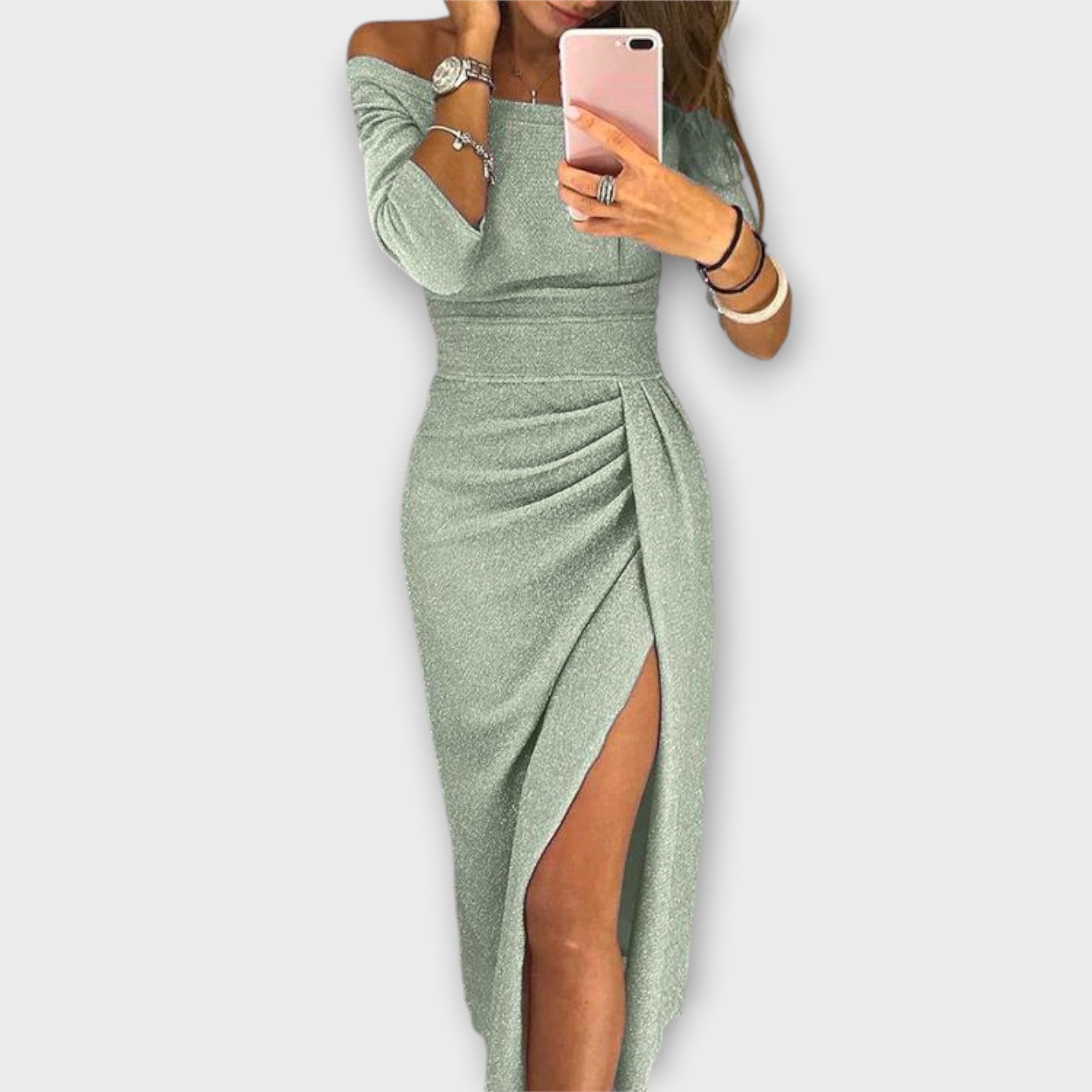 Langärmliges Off-Shoulder Kleid, glitzerndes Salbeigrün, gerafft und mit Beinschlitz