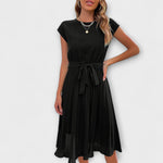Midikleid mit kurzen Ärmeln, O-Ausschnitt und plissiertem Rock, taillengürtel gebunden, schwarz.
