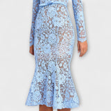 Hellblaues Spitzen-Midi-Kleid mit schmalem Gürtelbund und ausgestelltem Saum