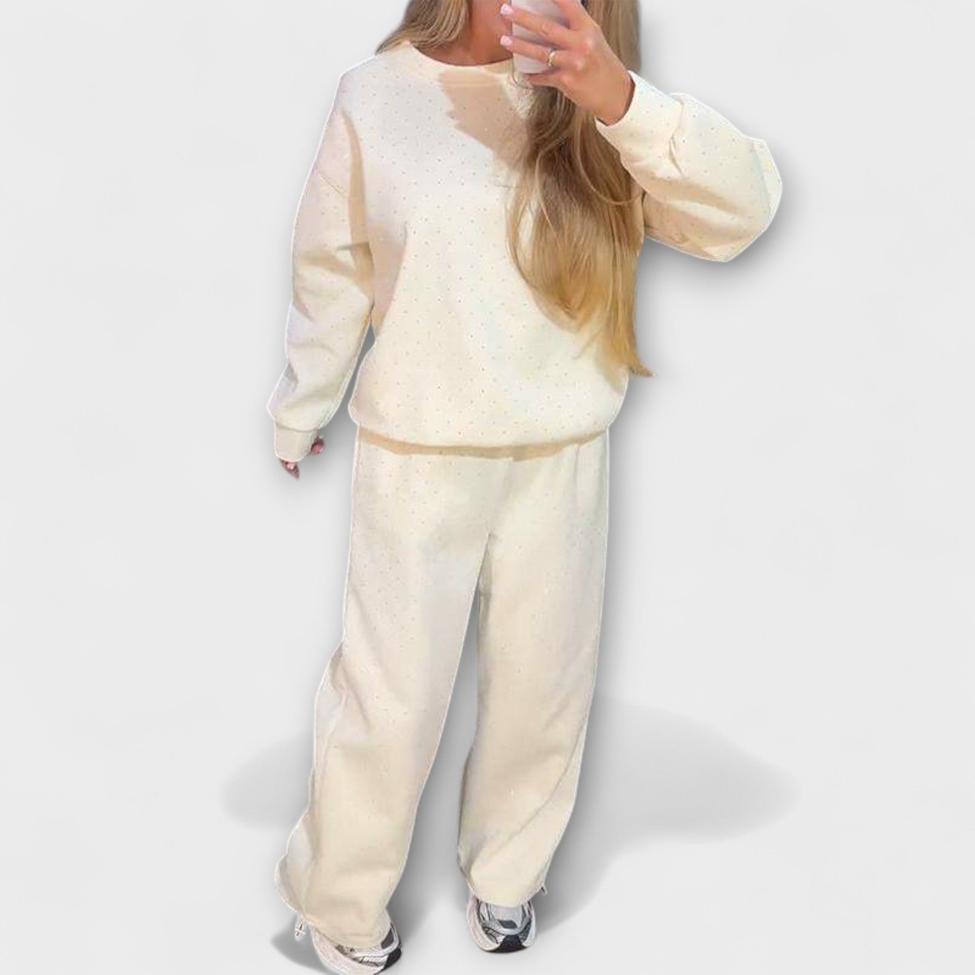Damen-Zweiteiler: Off-White Rundhalspullover und Jogginghose mit feinem Pünktchenmuster