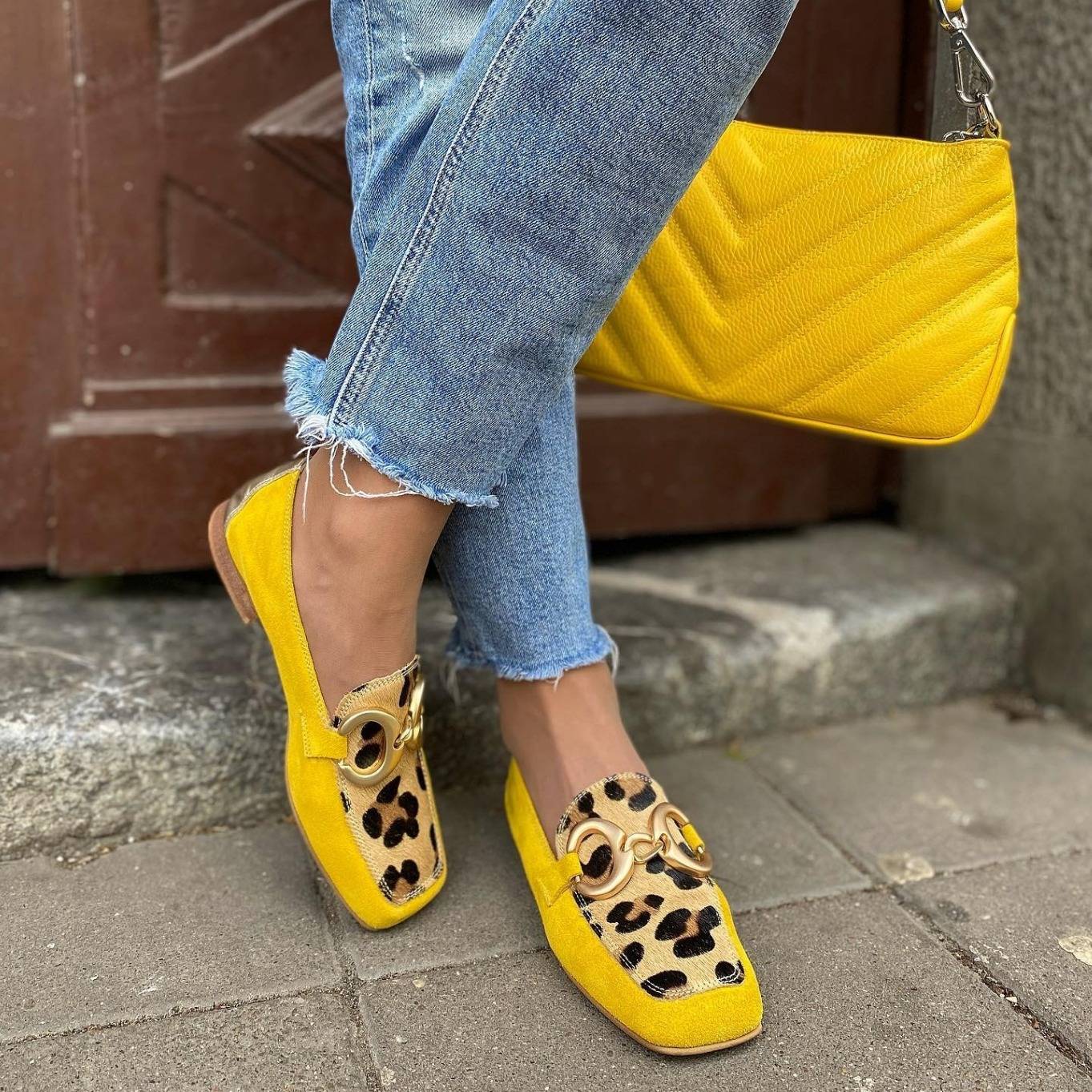 Gelbe Sonia Hausschuhe mit Leopardenprint-Einsatz und goldener Schnallenverzierung, flach