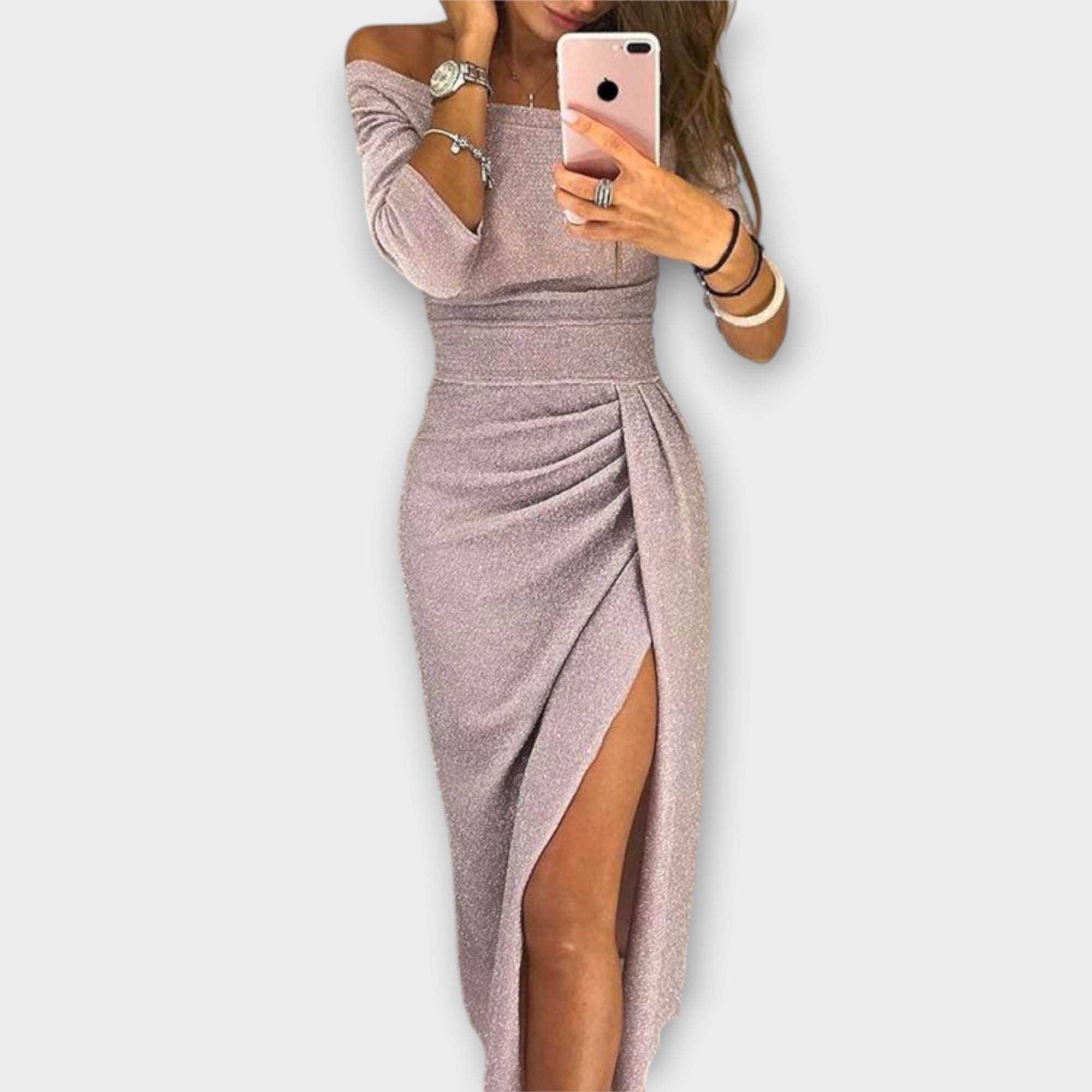 Langärmliges Off-Shoulder Kleid in Flieder, glitzernd, gerafft und mit Beinschlitz