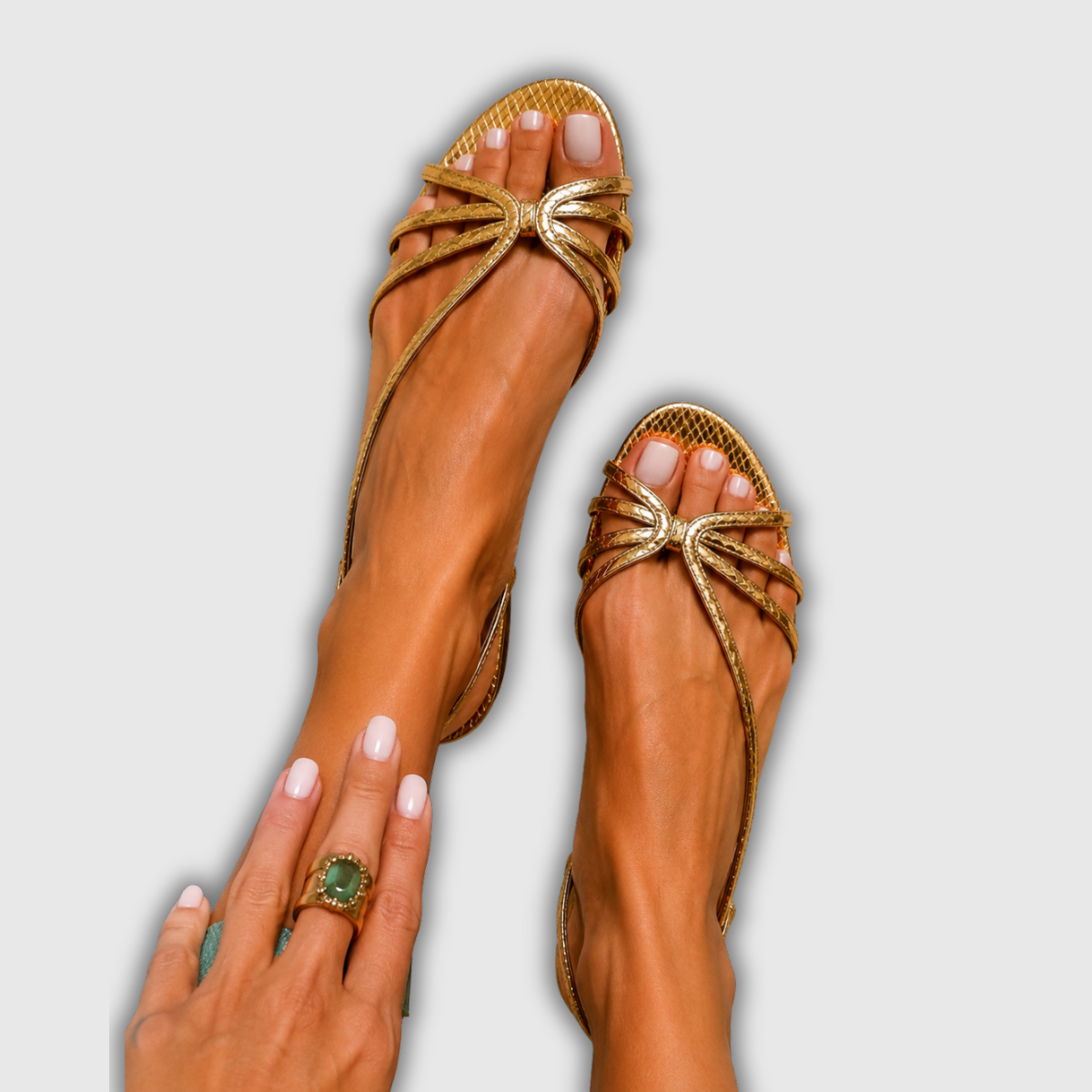 Goldfarbene Metallic-Sandalen mit Riemenfächer am Vorderfuß und Schleifen-Detail