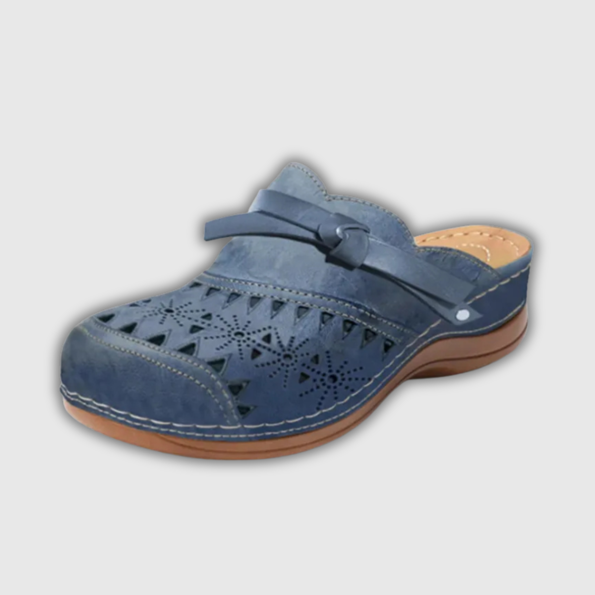 Blaue Holzclogs mit gelochtem Obermaterial und Schnallenriemen, braune Sohle.