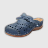 Blaue Holzclogs mit gelochtem Obermaterial und Schnallenriemen, braune Sohle.