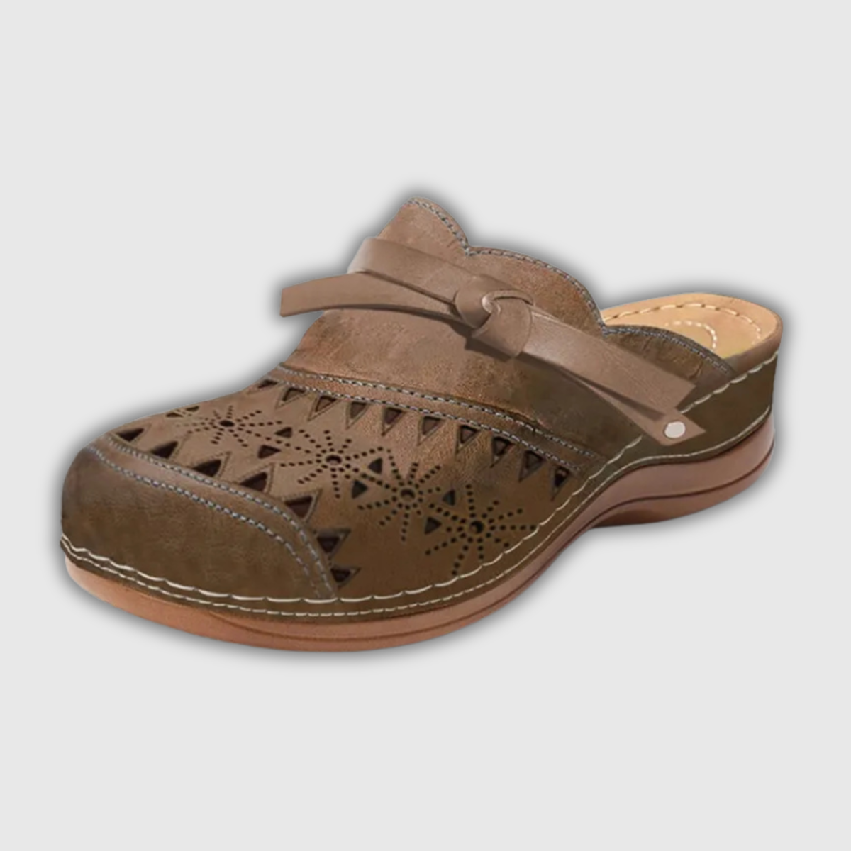 Braune Holzclogs mit gelochtem Obermaterial und Schnallenriemen, braune Sohle.