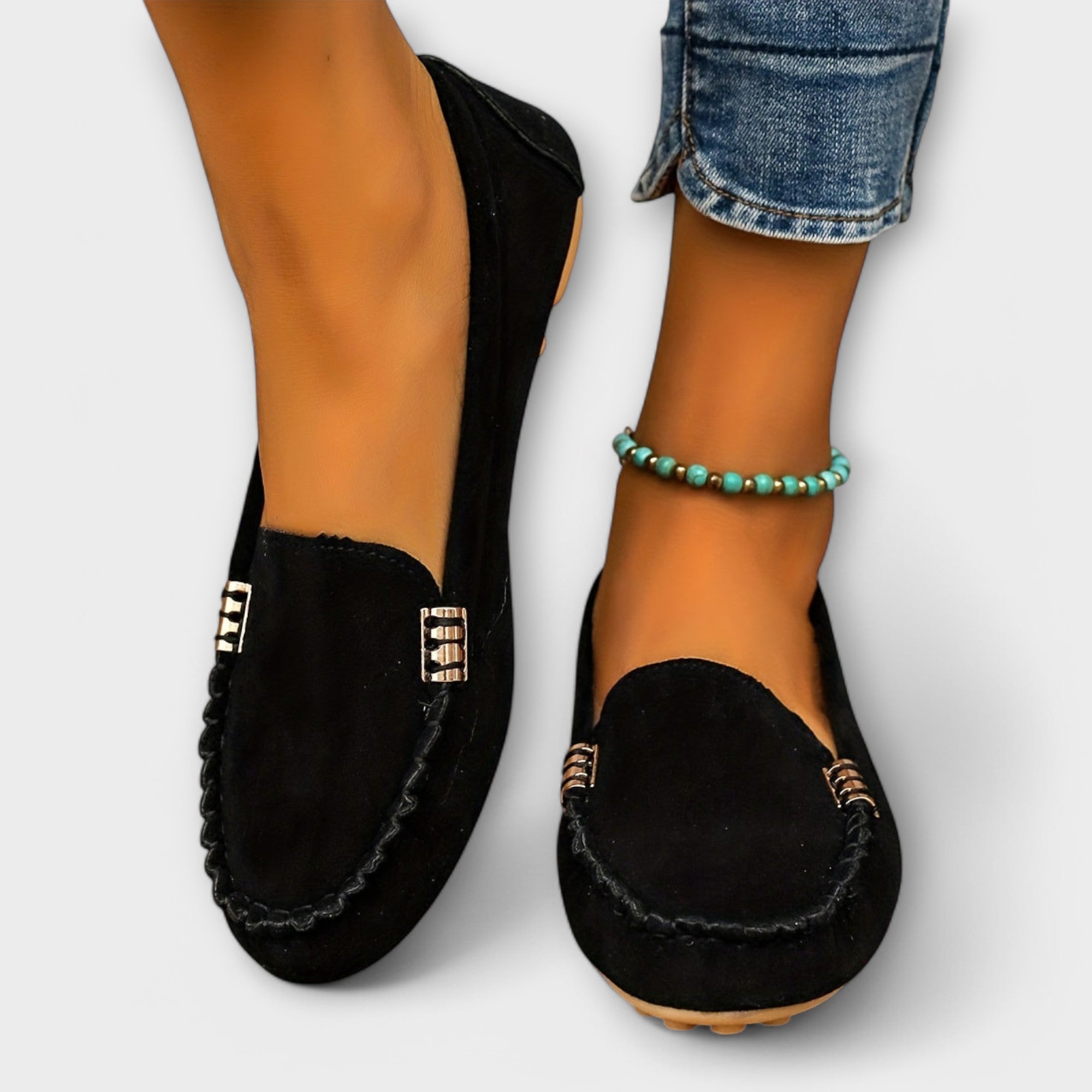 Wildleder-Loafer in Schwarz mit Ziernähten und goldfarbenen Schnallendetails