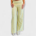 Klassisches gestreiftes Hosenensemble: Cropped-Top und langes, weites Hosenbein mit Streifen