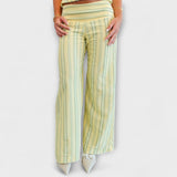 Klassisches gestreiftes Hosenensemble: Cropped-Top und langes, weites Hosenbein mit Streifen