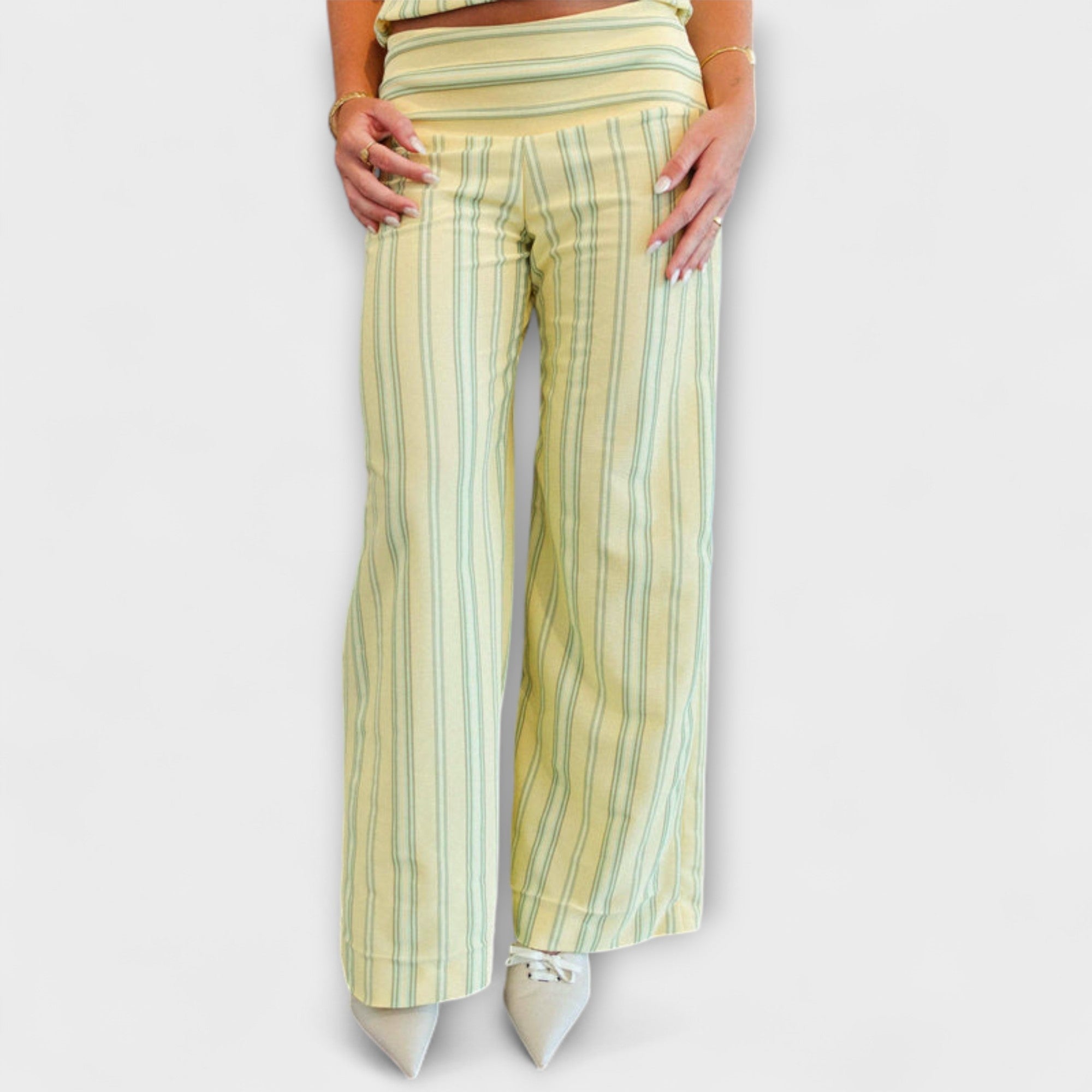 Klassisches gestreiftes Hosenensemble: Cropped-Top und langes, weites Hosenbein mit Streifen