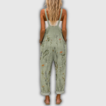 Rückenansicht Latzhose mit Wildblumen-Muster, hellgrün, verstellbare Träger