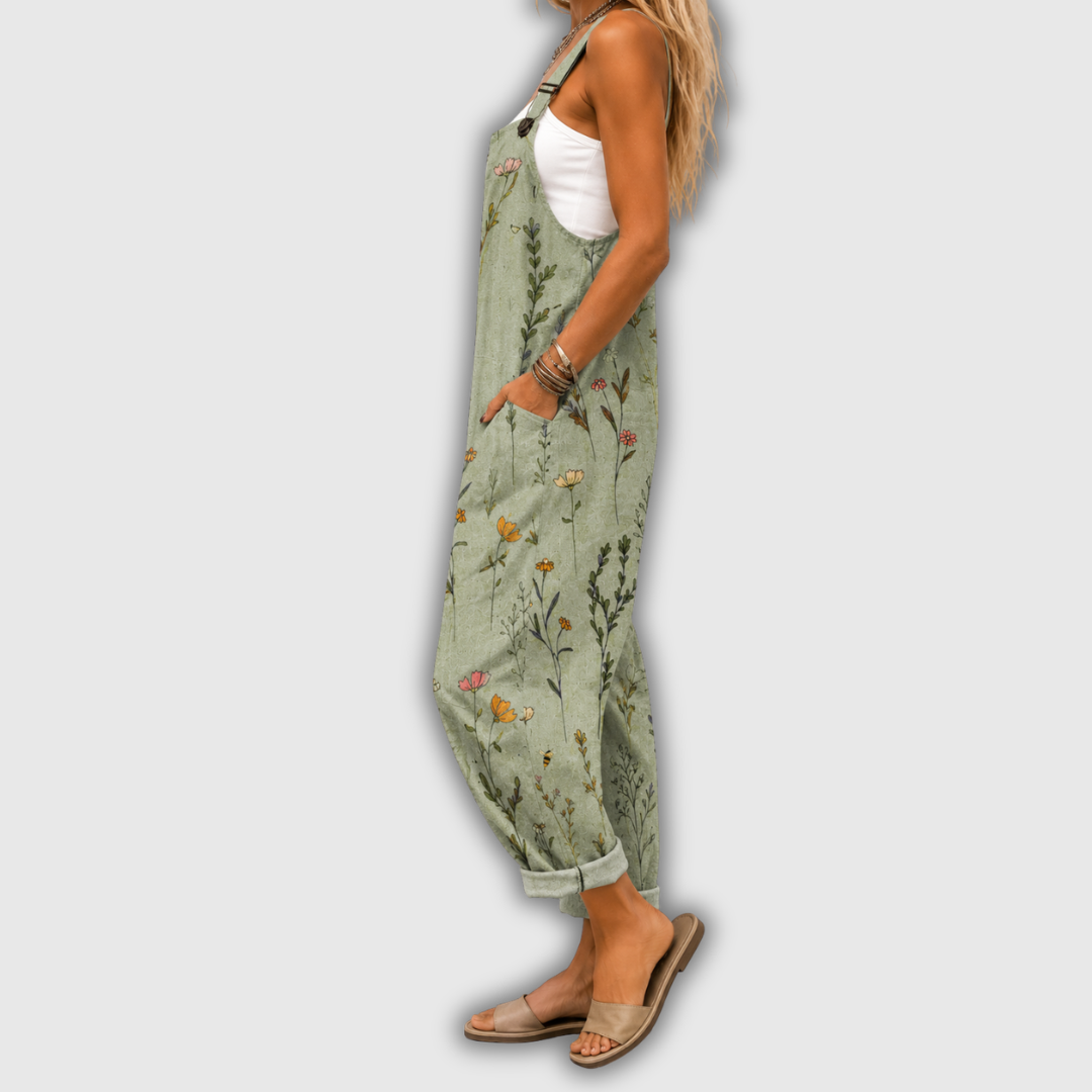 Latzhose mit Wildblumenprint, hellgrün, seitliche Ansicht mit Taschen und weitem Bein