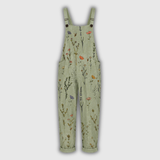 Latzhose im Vorderansicht, hellgrün mit Wildblumen-Muster, breite Träger