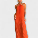 Oranges ärmelloses Plisseekleid mit einseitig drapiertem Plissee-Ausschnitt.