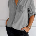 Hellgraues Damen-V-Ausschnitt-Shirt mit Knopfleiste und Pailletten-Brusttasche