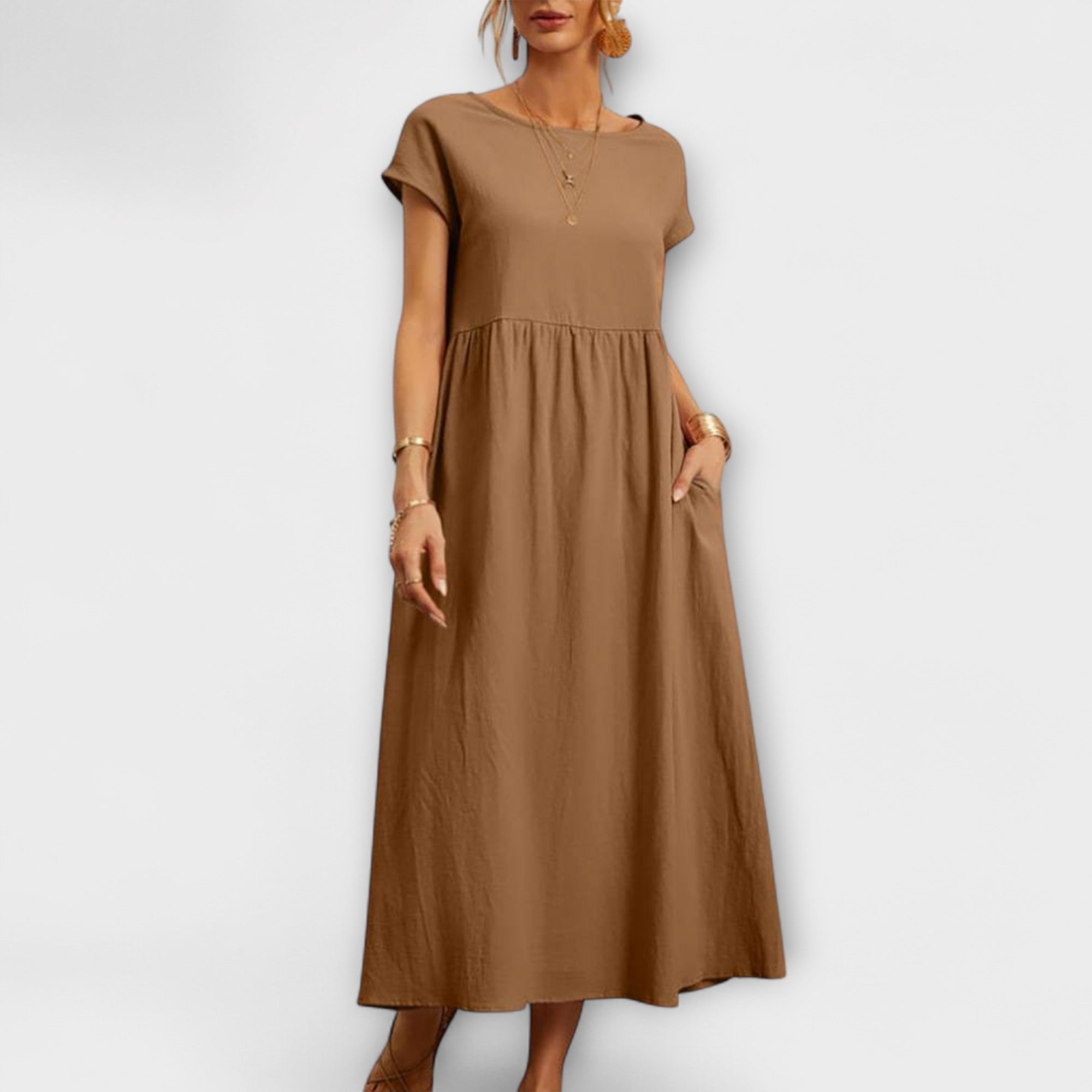 Braunes Kleid mit kurzen Ärmeln, Rundhalsausschnitt und gerafftem Faltenrock