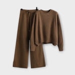 Zweiteiliges Strickset: brauner Pullover mit Rundhalsausschnitt und weiter Hose mit Kordelzug
