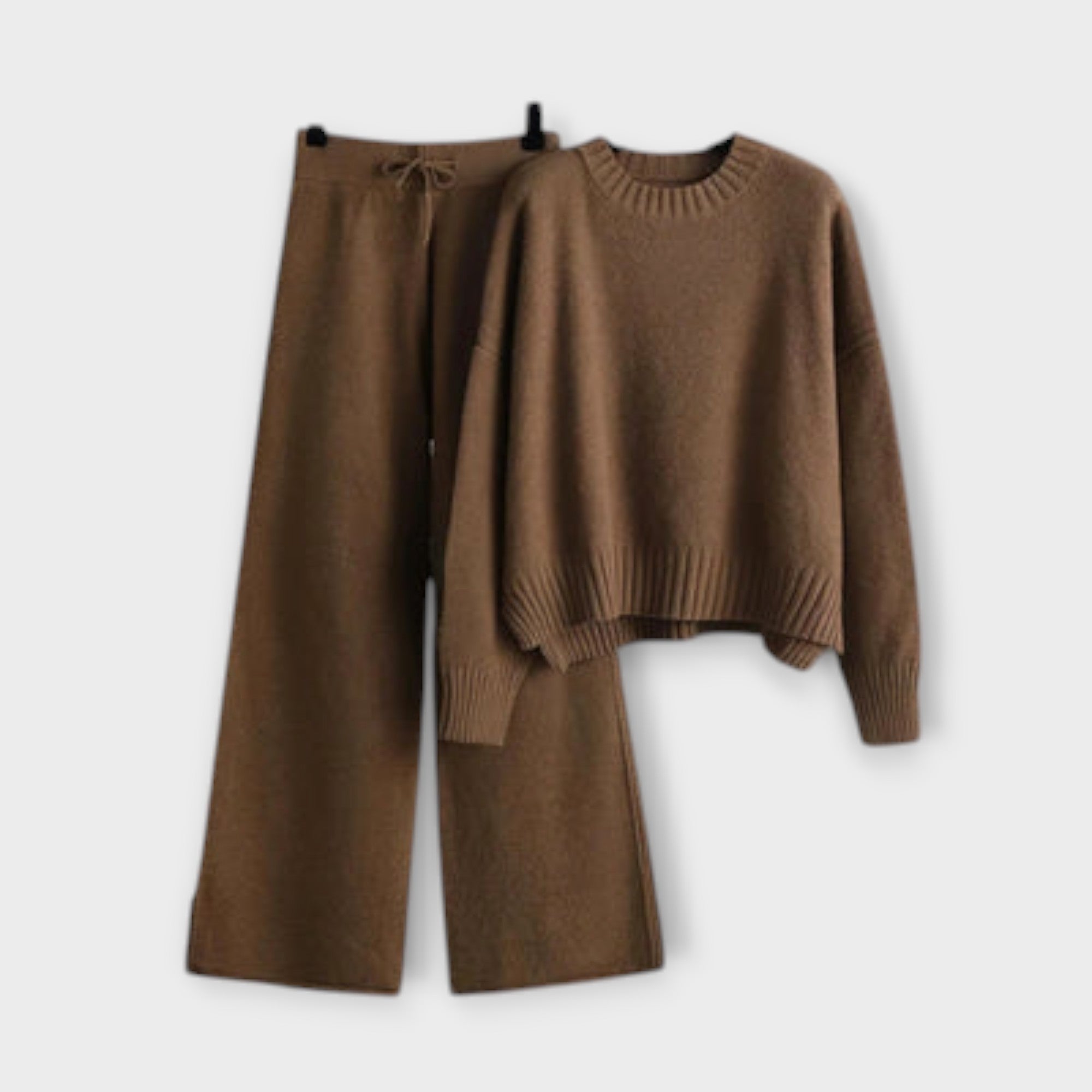 Zweiteiliges Strickset: brauner Pullover mit Rundhalsausschnitt und weiter Hose mit Kordelzug