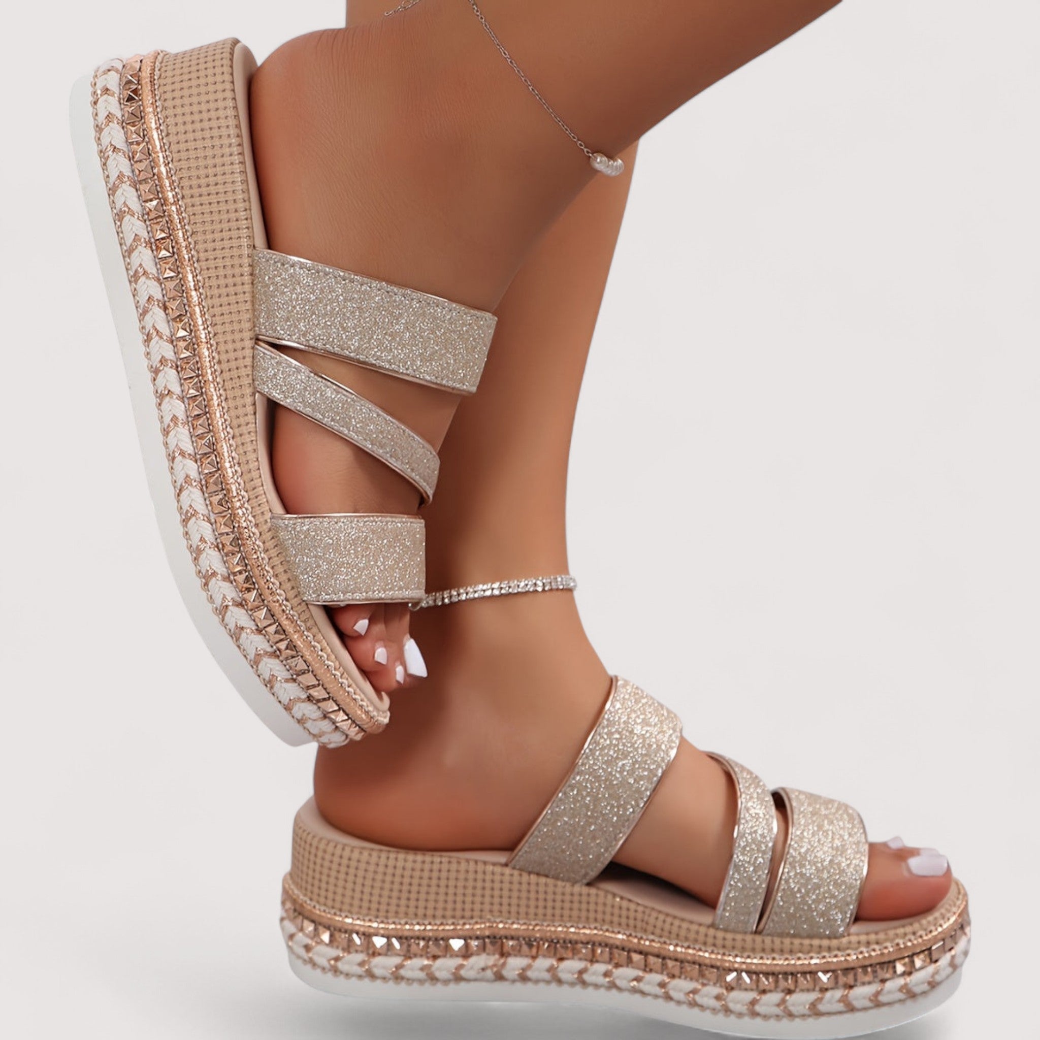 Goldene Glitzer-Sandalen mit drei Riemen und Plateau-Espadrille mit Jutesohle