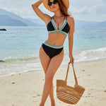 Figurbetontes Bikini-Set in Schwarz mit V-Ausschnitt, kontrastfarbenen Zierstreifen am Top