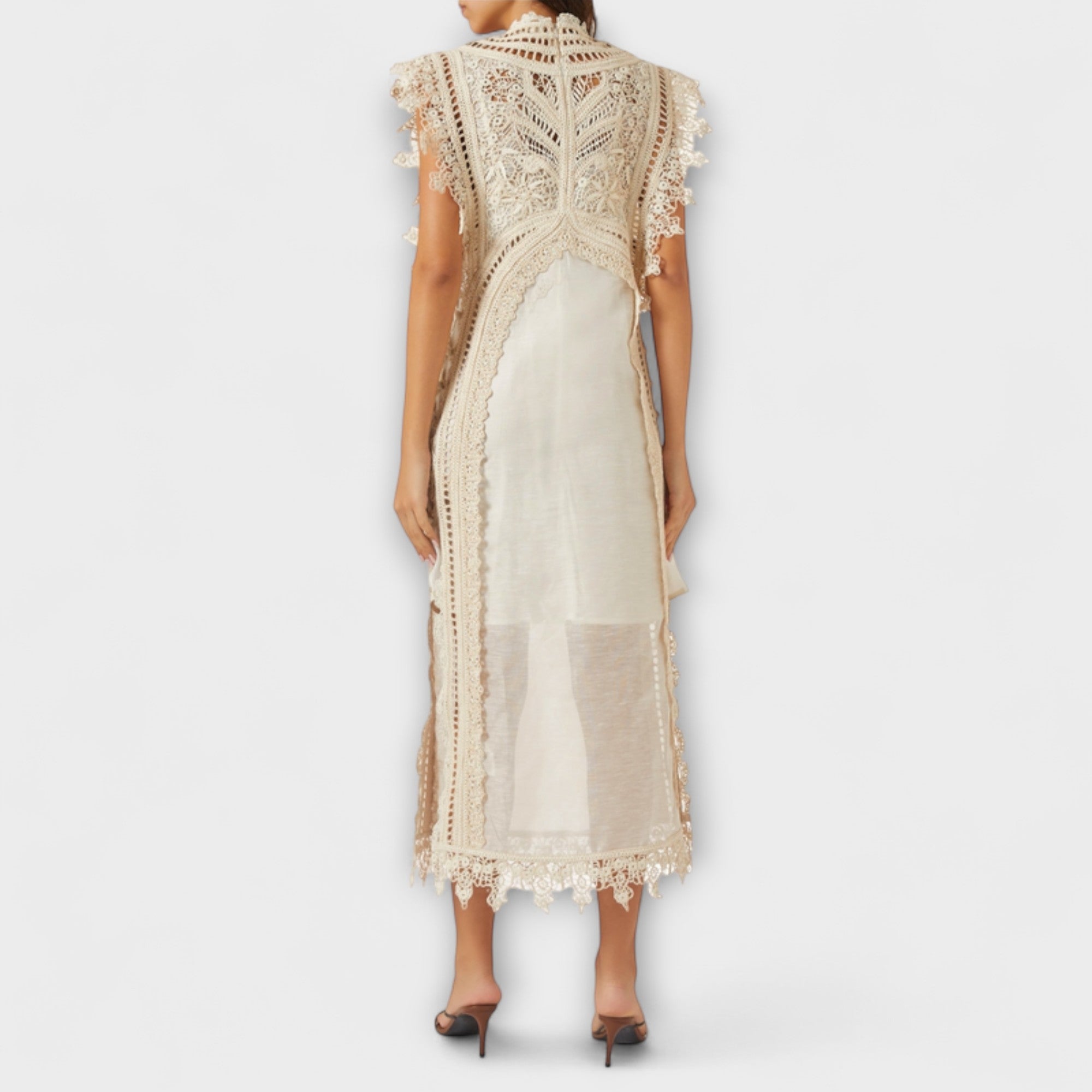 Rückansicht: cremefarbenes Maxikleid aus Hohles-Organza mit durchbrochenem Muster und Spitzenkante