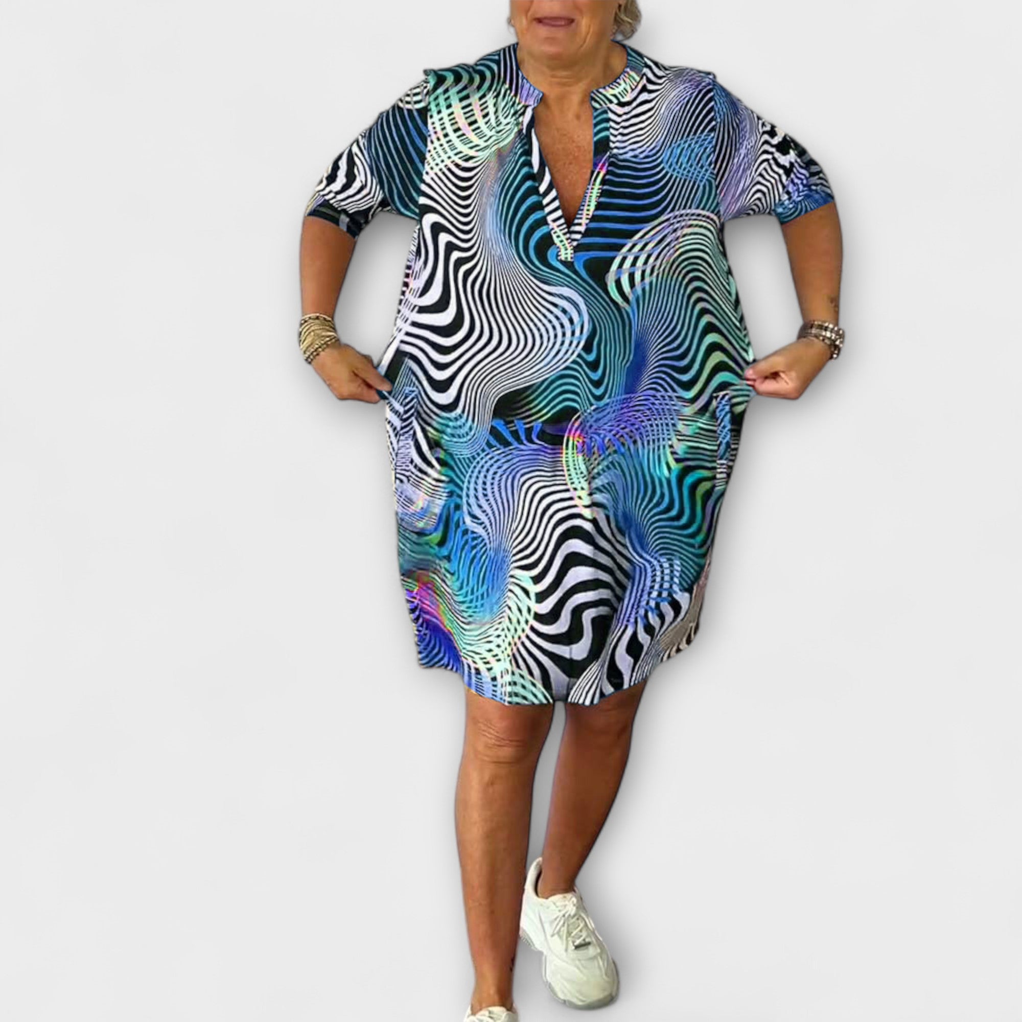 Liora-Kleid mit V-Ausschnitt, kurze Ärmel, blau-grünes Wellenmuster
