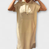 Entspanntes Kapuzenkleid, hellbeige, Kapuze und Kängurutasche, kurzer Ärmel