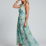Halter-Midikleid mit grünem Blumenmuster, seitliche Ansicht, gefalteter Rocksaum