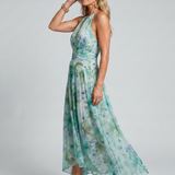 Halter-Midikleid mit grünem Blumenmuster, seitliche Ansicht, gefalteter Rocksaum