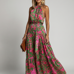 Halter-Midi-Kleid mit pinken Blumenprints auf grünem Stoff, bodenlang wirkender Rock