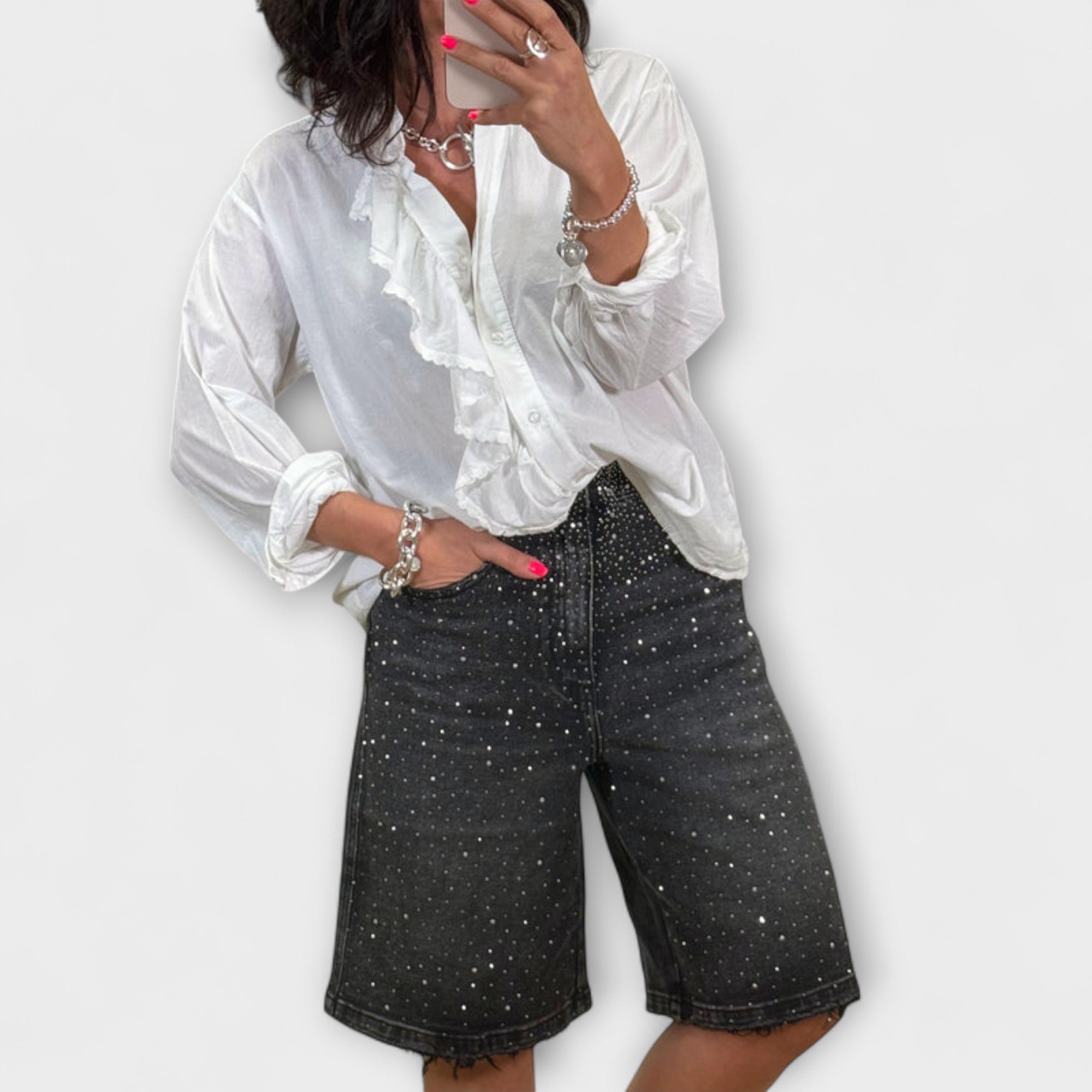 Schwarze Bermudashorts mit dekorativen Strasspunkten und Umschlag am Saum