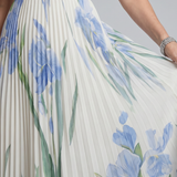 Midikleid mit Faltenrock, weißes Blumenmuster in Blau und Grün, hoher Taillenbund