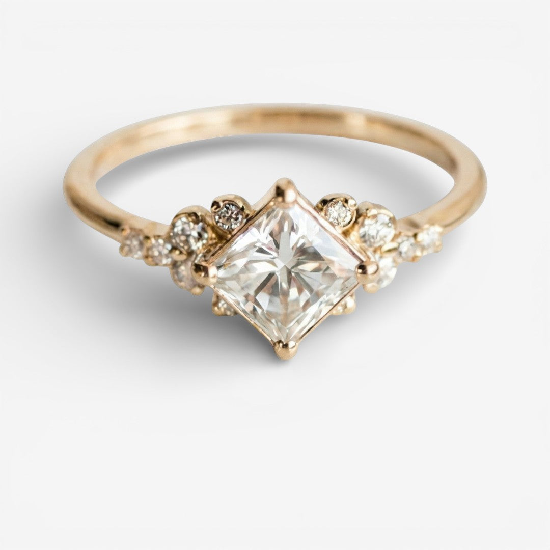 Goldfarbener Ring mit quadratischem Kristall und kleinen Ziersteinen
