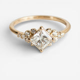 "Karen - Eleganter Delysian-Ring" could be rewritten as "Karen - Stilvoller Delysian-Ring".