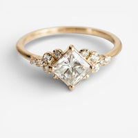 "Karen - Eleganter Delysian-Ring" could be rewritten as "Karen - Stilvoller Delysian-Ring".