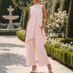 Langes ärmelloses Kleid in hellem Rosa mit hohem Rollkragen und fließendem Drapé