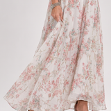 Fließendes Midikleid mit Blumenmuster; weiter Rock mit Falten, hell mit rosafarbenen Blüten