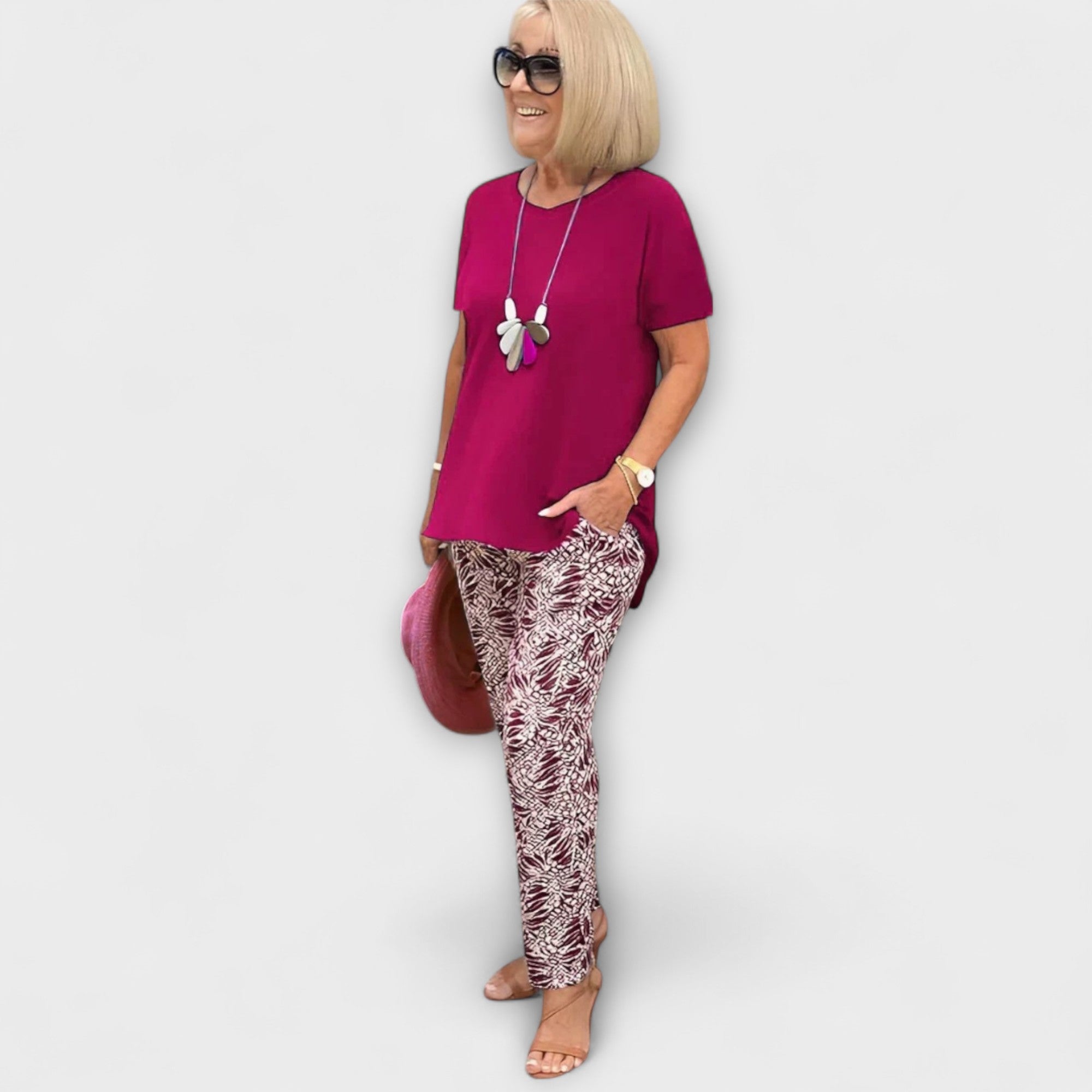 Sommer-Ensemble: bordeauxrotes Kurzarmshirt (Rundhalsausschnitt) und gemusterte Schlupfhose