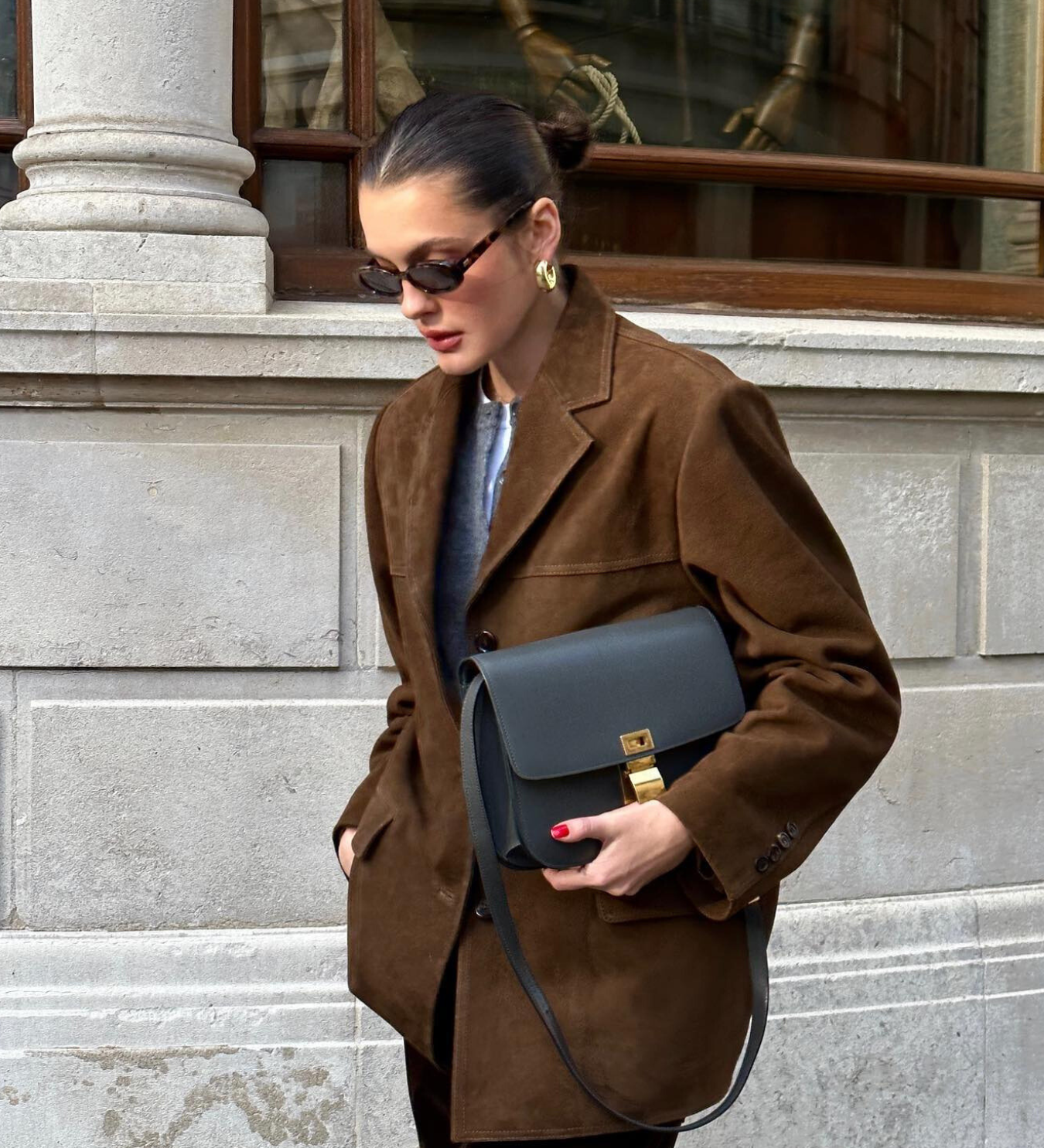 Wildleder-Blazer braun mit Umlegekragen und Knopfverschluss, seitliche Taschenansicht